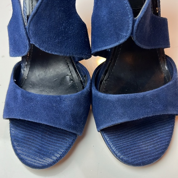 💙WHITE HOUSE BLACK MARKET BLUE VELVET ZIP UP BACK 4.5” HEELS SIZE 7 MEDIUM💙 - Picture 5 of 16